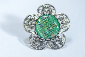 Δαχτυλίδι ρυθμιζόμενου μεγέθους με υγρό γυαλί σε επάργυρη βάση R12